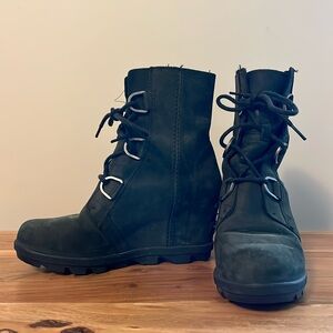 Lightly worn! 7.5 Sorel Sneaker